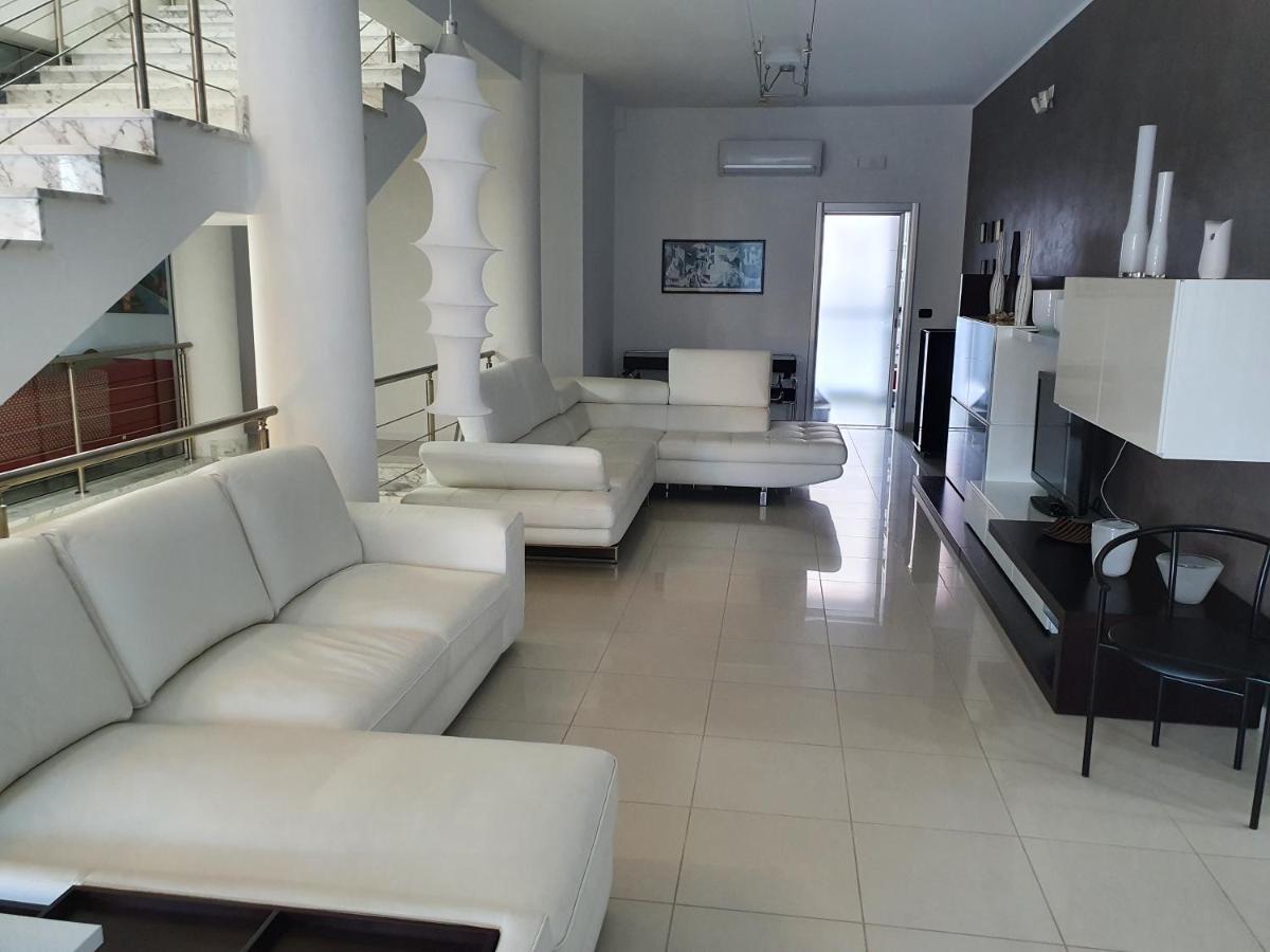 باكينو Villa Floyd Charming Rooms B&B المظهر الخارجي الصورة
